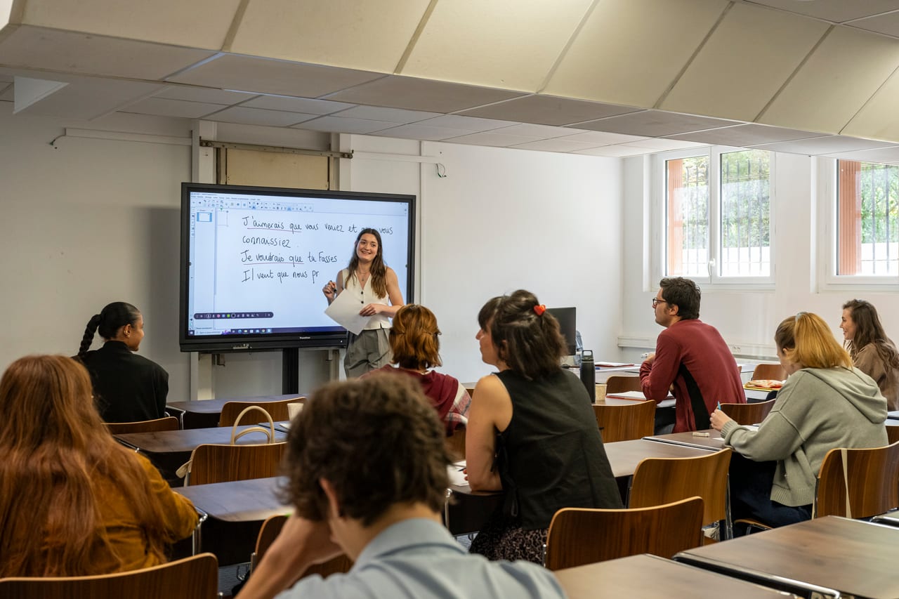 Cours de français en classe lumineuse aux CCFS, Paris 17e